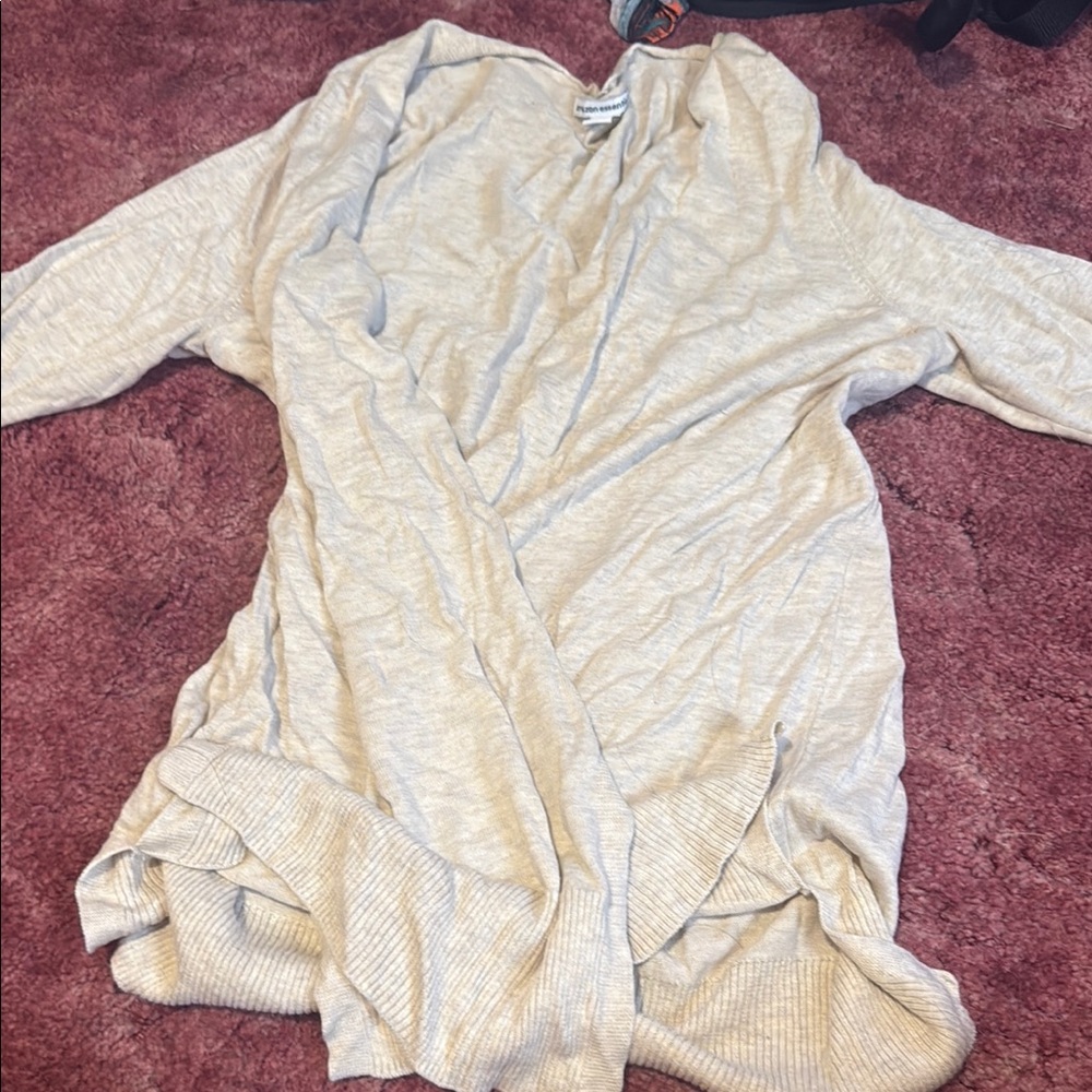 Amazon Essentials Women's Light Beige V-Neck Sweater
